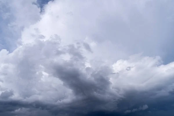 Cumulus espalhando parcialmente — Fotografia de Stock