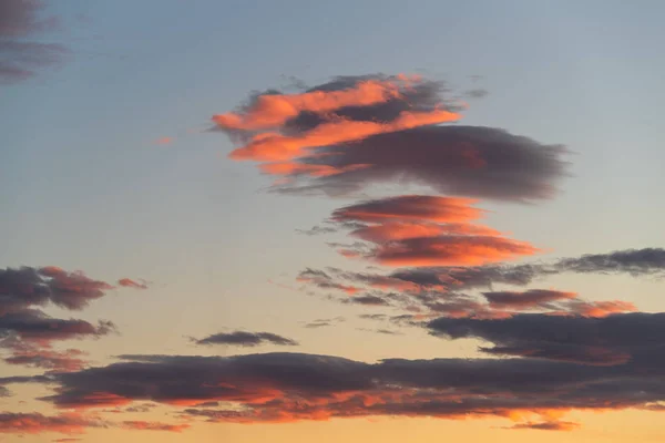 Akşam gökyüzü ve inanılmaz bulutlar — Stok fotoğraf