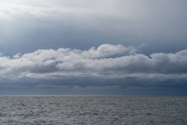 Bulutlu gökyüzü altında Akdeniz