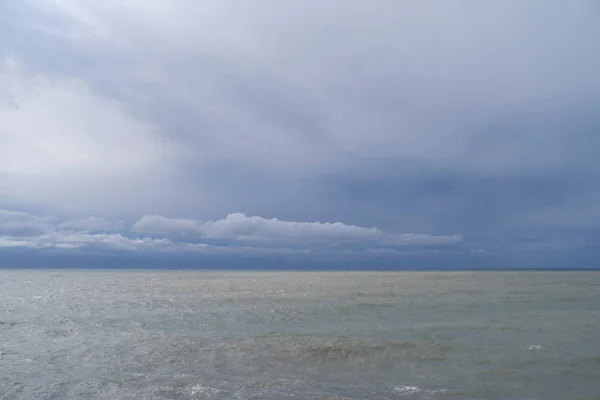Medelhavet under molnigt himmel — Stockfoto