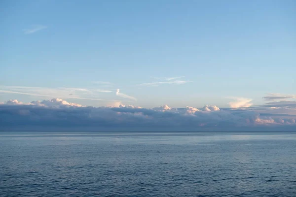 Mittelmeer unter wolkenverhangenem Himmel — Stockfoto