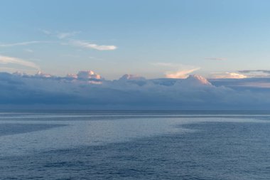 Bulutlu gökyüzü altında Akdeniz