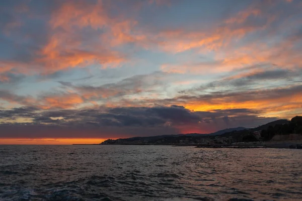 Riviera italiana. Nuvole di colore contrastante sul mare — Foto Stock