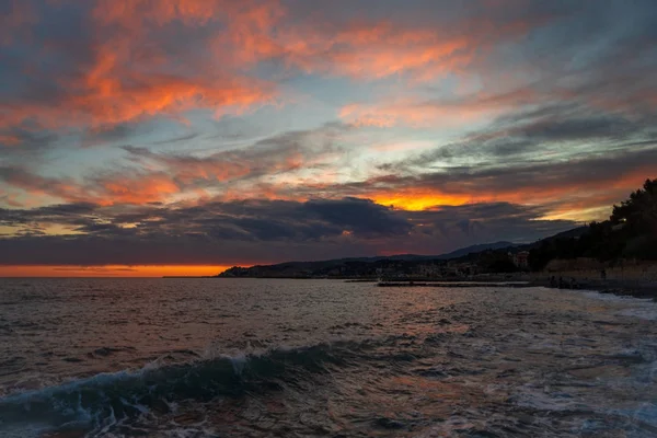 Riviera italiana. Nuvole di colore contrastante sul mare — Foto Stock