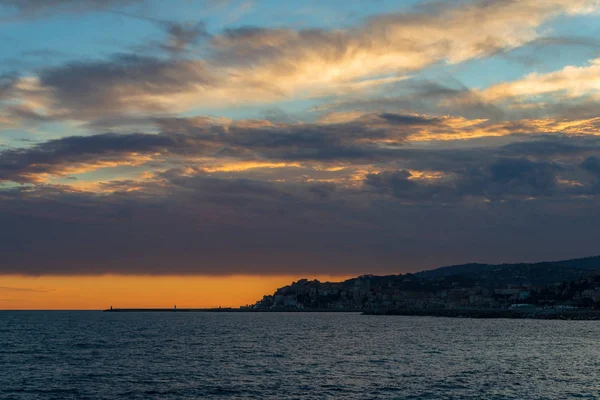 Clouds of contrasting color over the evening city — Stock Photo, Image