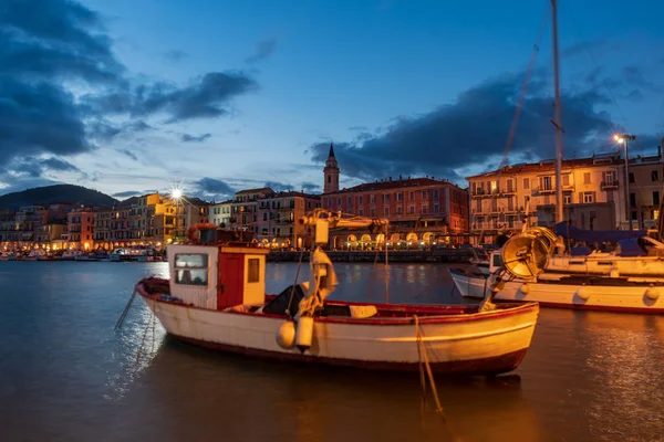 Gece Imperia Oneglia Antik limanı, İtalya