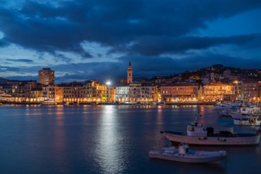 Gece Imperia Oneglia Antik limanı, İtalya