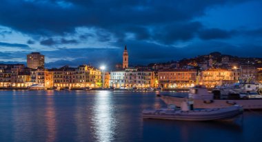 Gece Imperia Oneglia Antik limanı, İtalya