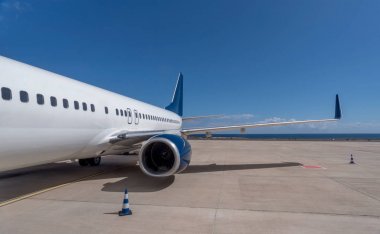 Havaalanında uçak var.