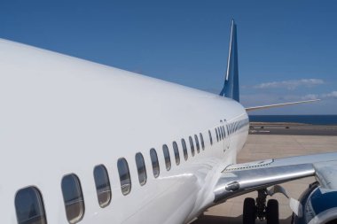 Havaalanında uçak var.