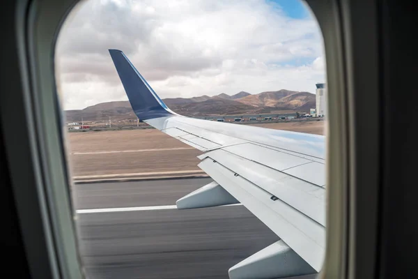 Een vliegtuig neemt af van een luchthaven — Stockfoto