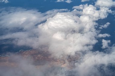 Lanzarote adasının üzerindeki bulutlar, Kanarya