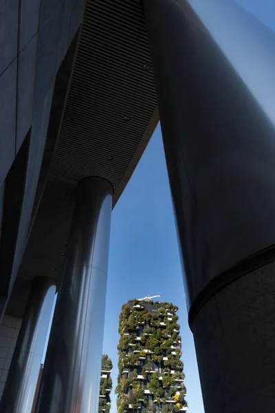 Здание вертикального леса в Милане, Италия — стоковое фото