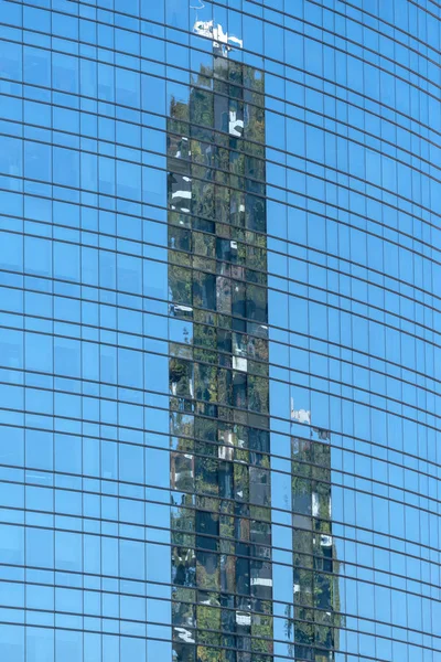 Mur de verre de l'immeuble de bureaux à Milan — Photo