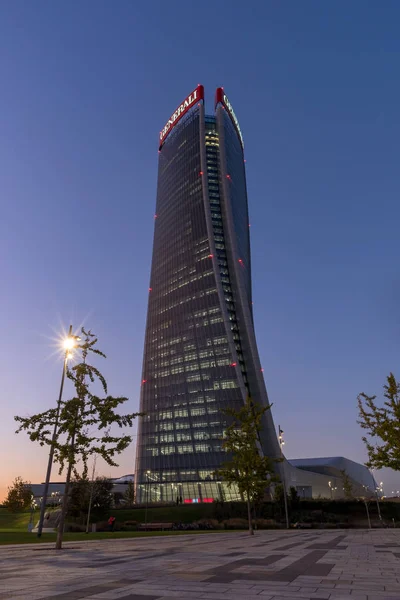 Hadid věž mrakodrap v noci v okrese Citylife, Milán, Itálie — Stock fotografie