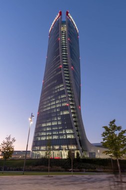 Gece vakti Hadid kulesi gökdeleni Citylife District, Milan, İtalya