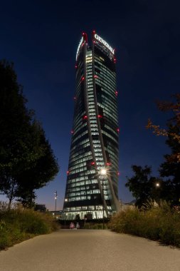 Gece vakti Hadid kulesi gökdeleni Citylife District, Milan, İtalya
