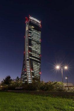 Gece vakti Hadid kulesi gökdeleni Citylife District, Milan, İtalya
