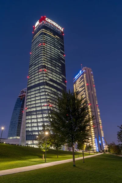 Geceleri gökdelenler Citylife bölgesinde, Milan, İtalya — Stok fotoğraf