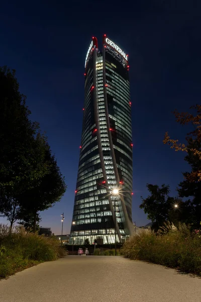 Torre de Hadid arranha-céus à noite no bairro Citylife, Milão, Itália Fotografia De Stock