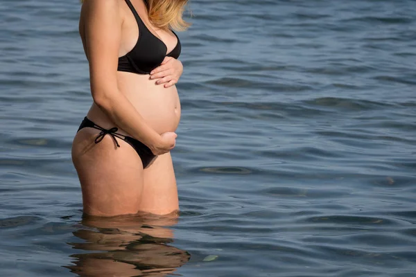 Mulher grávida de pé no mar — Fotografia de Stock