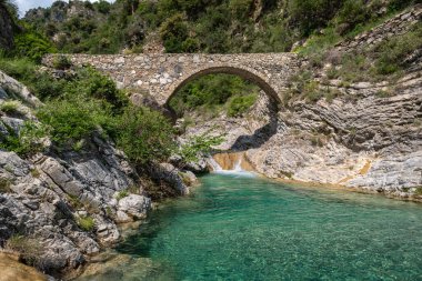 Dağlardaki kemer köprüsü, Nervia vadisi, Ligurian Alpleri, Rocchetta Nervina belediyesi, Imperia ili, İtalya