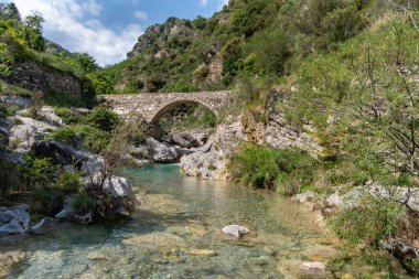 Dağlardaki kemer köprüsü, Nervia vadisi, Ligurian Alpleri, Rocchetta Nervina belediyesi, Imperia ili, İtalya