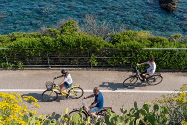 Sanremo, İtalya - 31 Mayıs 2020: Riviera dei Fiori kıyı parkına (Batı Liguria 'nın kıyı parkı olarak da bilinir) giden bisiklet yolu Avrupa' nın en uzun yollarından biridir.