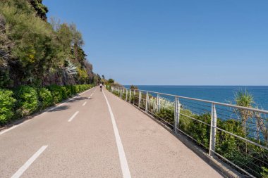 Riviera dei Fiori sahil parkına (Batı Liguria 'nın Kıyı Parkı olarak da bilinir) bisiklet yolu Avrupa' nın en uzun yollarından biridir ve her iki yönde yayalar ve bisikletçiler tarafından ulaşılabilir bir yoldur.