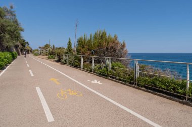 Riviera dei Fiori sahil parkına (Batı Liguria 'nın Kıyı Parkı olarak da bilinir) bisiklet yolu Avrupa' nın en uzun yollarından biridir ve her iki yönde yayalar ve bisikletçiler tarafından ulaşılabilir bir yoldur.
