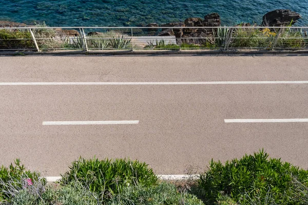 通往Riviera Dei Fiori海岸公园 也被称为西利古里亚海岸公园 的自行车道是欧洲最长的 两边都有行人和骑自行车的人可以到达 — 图库照片