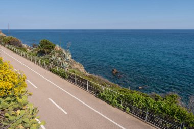 Riviera dei Fiori sahil parkına (Batı Liguria 'nın Kıyı Parkı olarak da bilinir) bisiklet yolu Avrupa' nın en uzun yollarından biridir ve her iki yönde yayalar ve bisikletçiler tarafından ulaşılabilir bir yoldur.