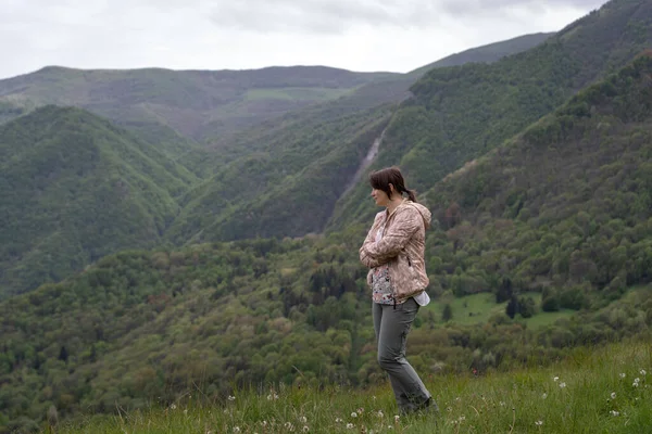 Femme Regardant Haut Colline Alpes Ligures Italie — Photo