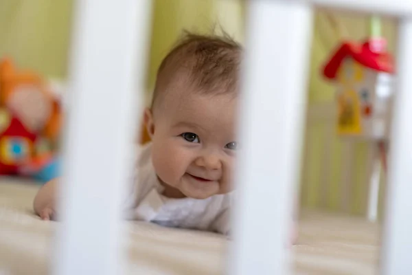 Mooi Vijf Maanden Baby Meisje Bed Uitzicht Door Wieg Bars — Stockfoto