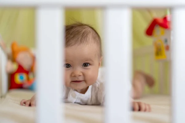 Linda Menina Cinco Meses Cama Vista Através Bares Berço — Fotografia de Stock