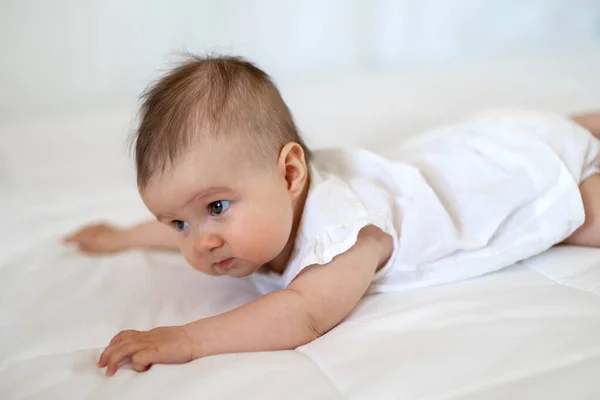 Caucasiano Bebê Menina Como Ele Coloca Edredão Macio Uma Cama — Fotografia de Stock