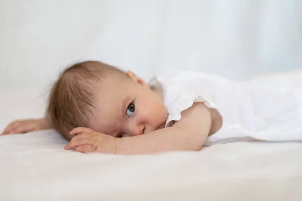 Caucásico Bebé Niña Como Acuesta Mullido Edredón Abajo Una Cama — Foto de Stock