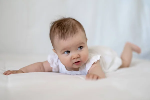 Caucasiano Bebê Menina Como Ele Coloca Edredão Macio Uma Cama — Fotografia de Stock