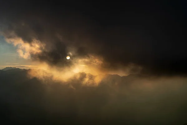 Céu Nublado Contra Sol Sobre Cordilheira Dos Alpes Marítimos Sul — Fotografia de Stock