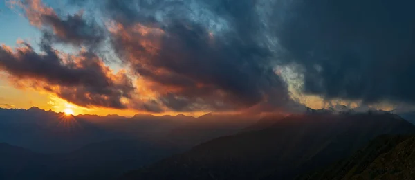法国南部海上阿尔卑斯山山脉在日落时分与天空的对比 — 图库照片