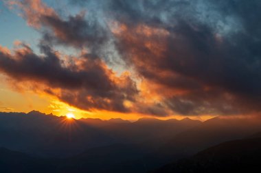 Fransız Alplerinde gün batımı