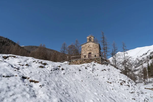リグーリアアルプス ウペガ ピエモンテ地方 北西部の雪の聖母の小さな教会イタリア — ストック写真