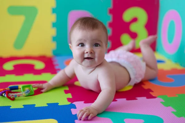 Baby Meisje Spelen Kleurrijke Zachte Mat — Stockfoto