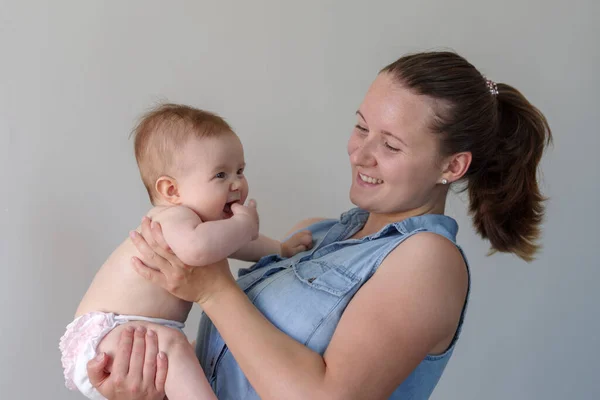 Gelukkig Moeder Tillen Schattig Baby Meisje — Stockfoto