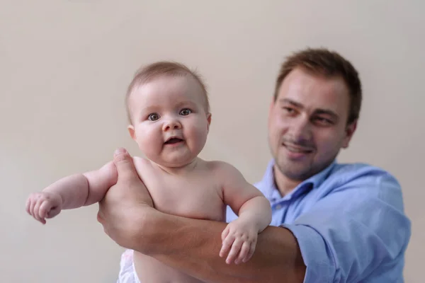 Père Jouant Avec Son Bébé Fille Mois Maison Vue Angle — Photo