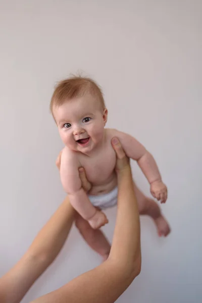 Mãe Segurando Bebê Menina Meses Alto Casa Visão Baixo Ângulo — Fotografia de Stock