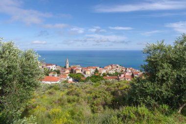 İtalya. Imperia Eyaleti. Antik Cipressa köyü, panoramik manzara