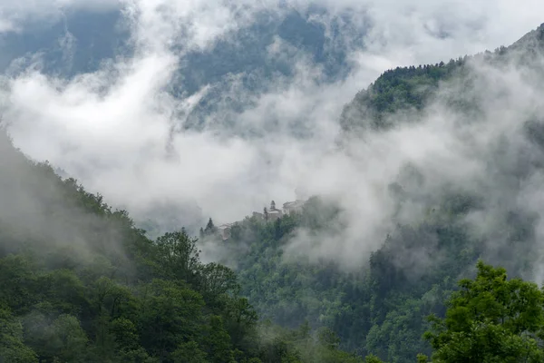 山の村は濃い霧に覆われています Realdo 帝国の州 リグーリア州 北西部イタリア — ストック写真