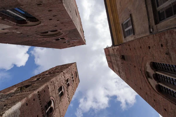 Albenga 'nın ortaçağ kuleleri, alçak görüş açısı, Liguria bölgesi, Savona ili, İtalya