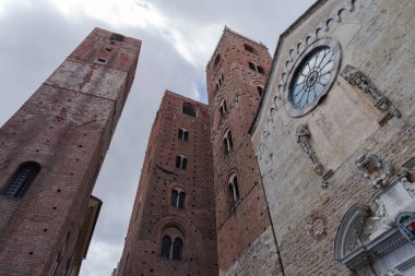 Albenga 'nın ortaçağ kuleleri, alçak görüş açısı, Liguria bölgesi, Savona ili, İtalya